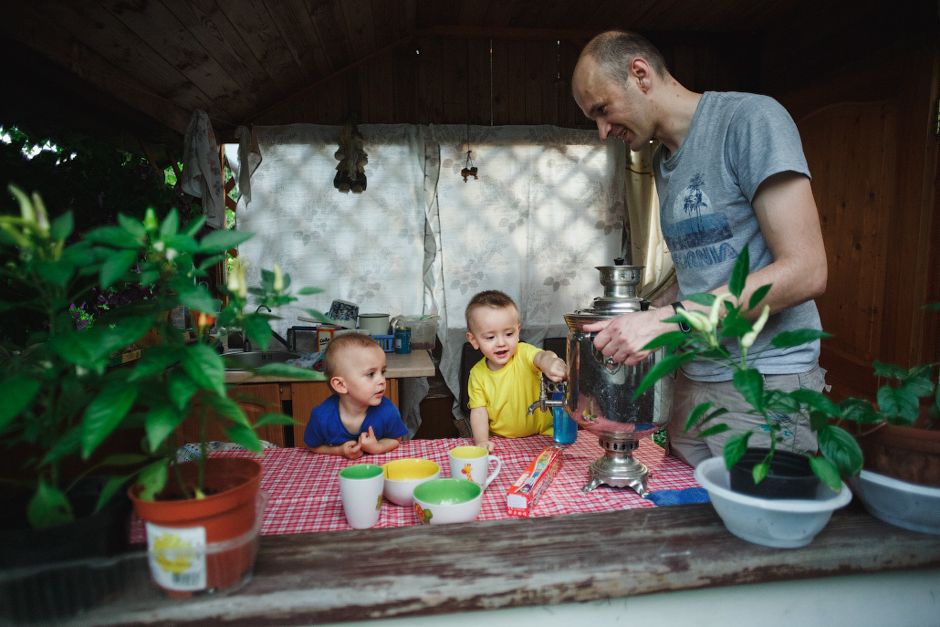 Семейная фотосессия двух братьев на даче. Фотограф в Москве Татьяна Байкова