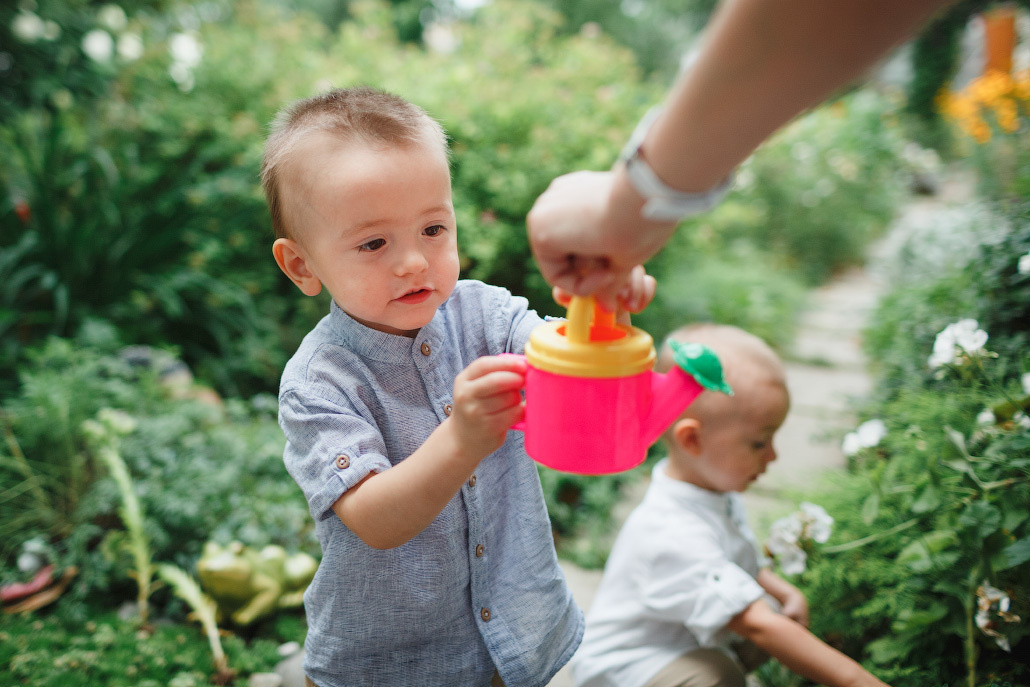 Семейная фотосессия двух братьев на даче. Фотограф в Москве Татьяна Байкова