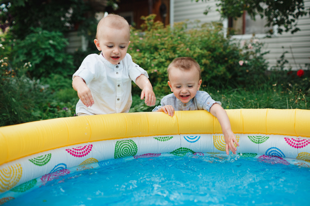Семейная фотосессия двух братьев на даче. Фотограф в Москве Татьяна Байкова