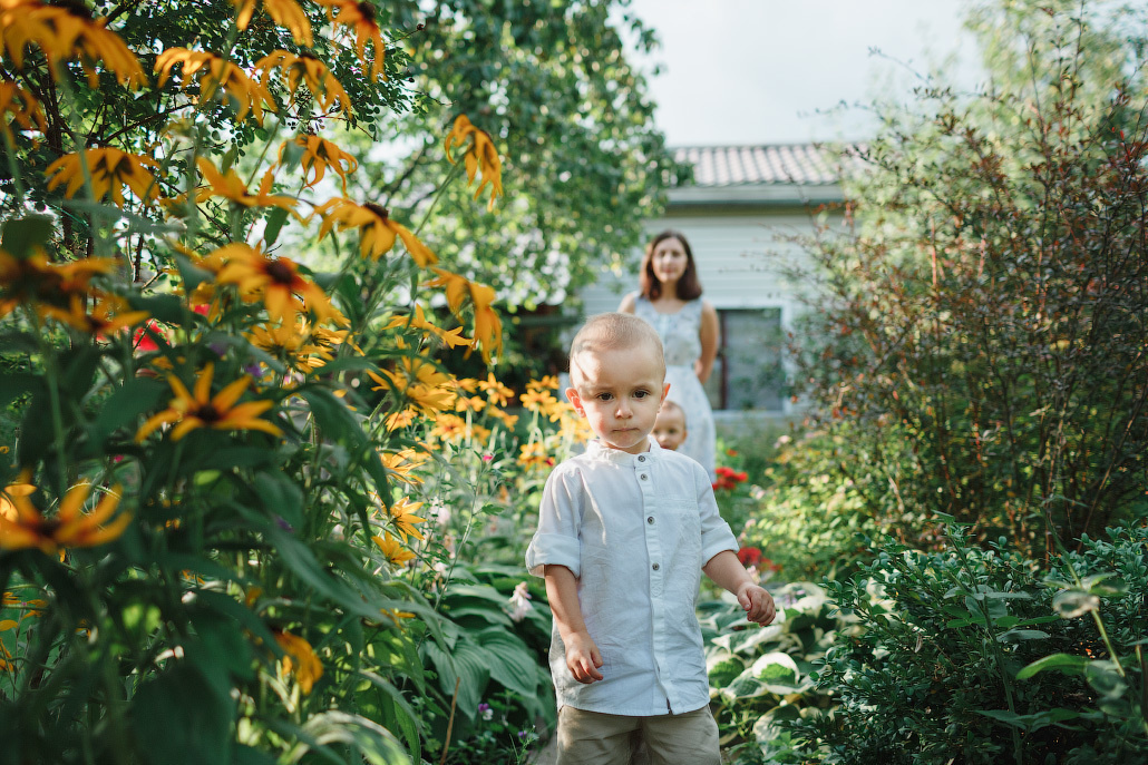 Семейная фотосессия двух братьев на даче. Фотограф в Москве Татьяна Байкова
