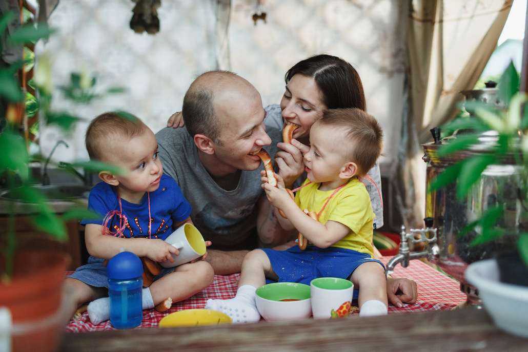 Семейная фотосессия двух братьев на даче. Фотограф в Москве Татьяна Байкова