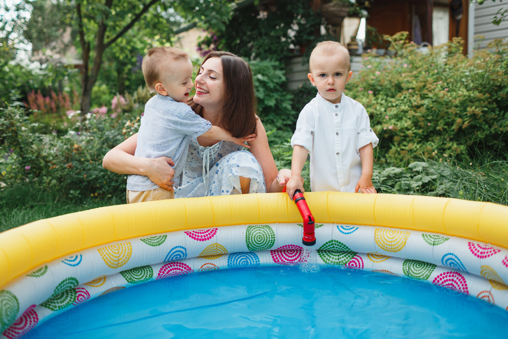 Семейная фотосессия двух братьев на даче. Фотограф в Москве Татьяна Байкова