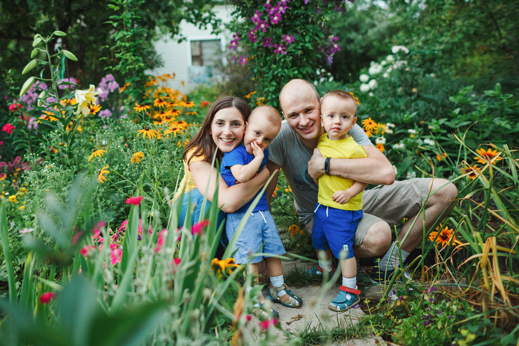 Семейная фотосессия двух братьев на даче. Фотограф в Москве Татьяна Байкова
