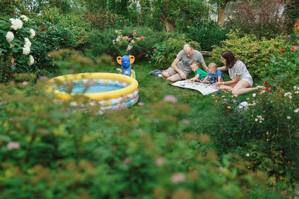 Семейная фотосессия двух братьев на даче. Фотограф в Москве Татьяна Байкова