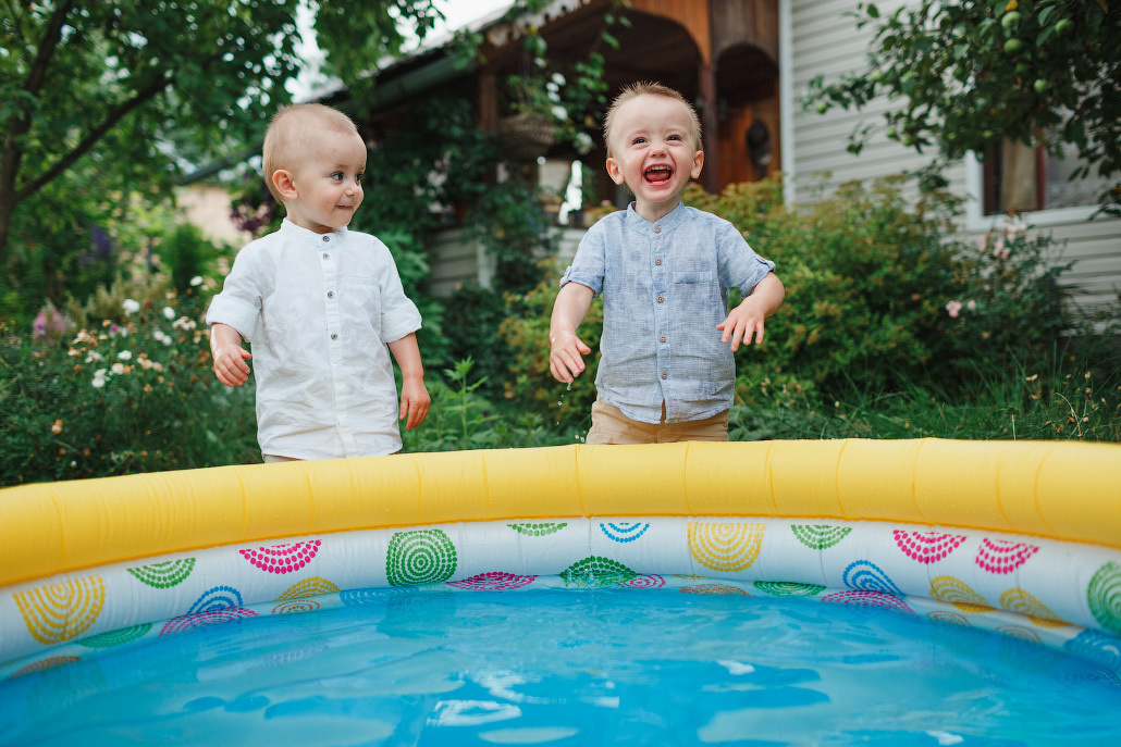 Семейная фотосессия двух братьев на даче. Фотограф в Москве Татьяна Байкова