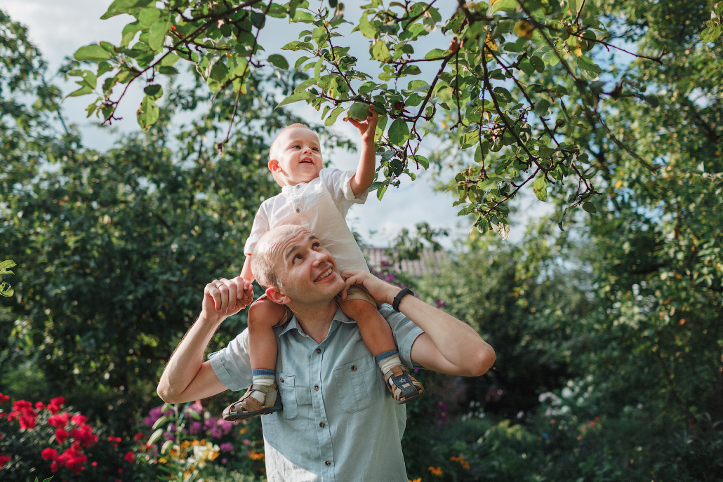 Семейная фотосессия двух братьев на даче. Фотограф в Москве Татьяна Байкова