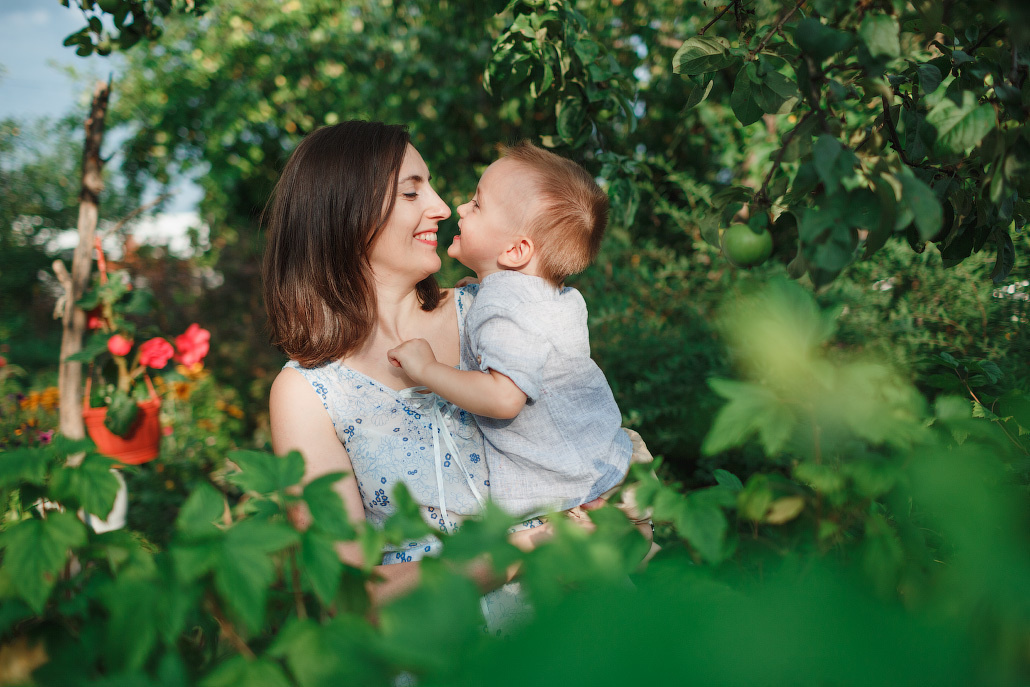Семейная фотосессия двух братьев на даче. Фотограф в Москве Татьяна Байкова