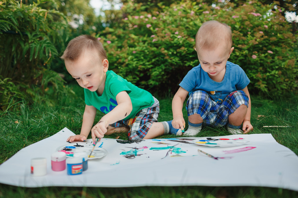 Семейная фотосессия двух братьев на даче. Фотограф в Москве Татьяна Байкова