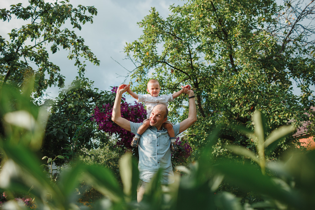 Семейная фотосессия двух братьев на даче. Фотограф в Москве Татьяна Байкова