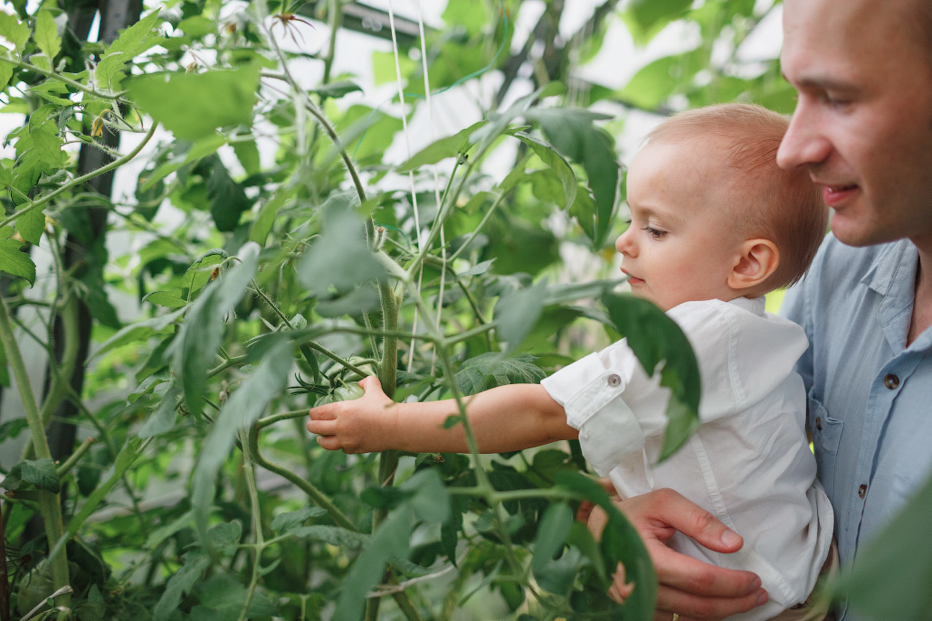 Семейная фотосессия двух братьев на даче. Фотограф в Москве Татьяна Байкова