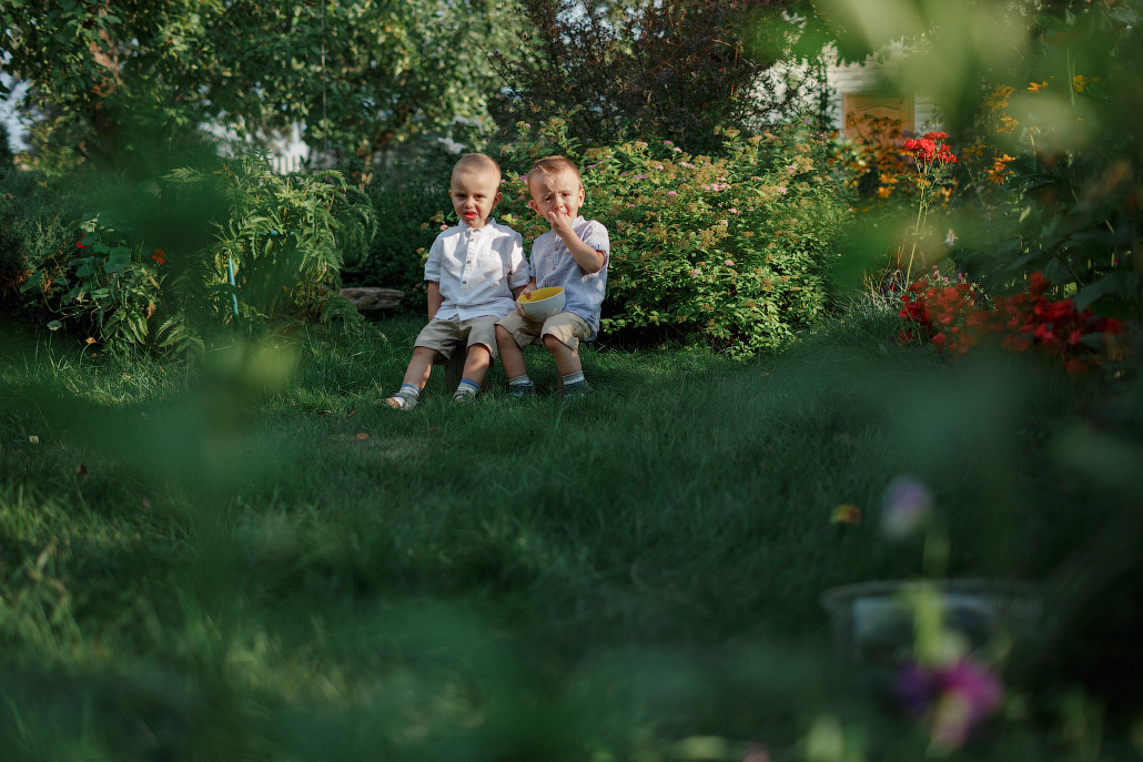 Семейная фотосессия двух братьев на даче. Фотограф в Москве Татьяна Байкова