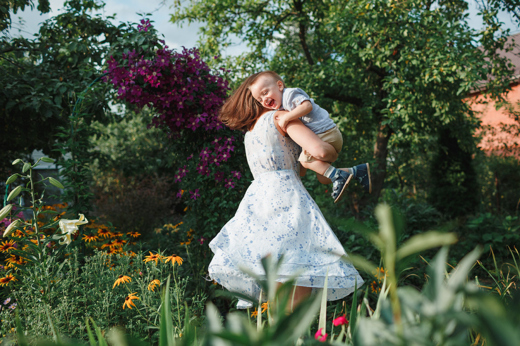 Семейная фотосессия двух братьев на даче. Фотограф в Москве Татьяна Байкова