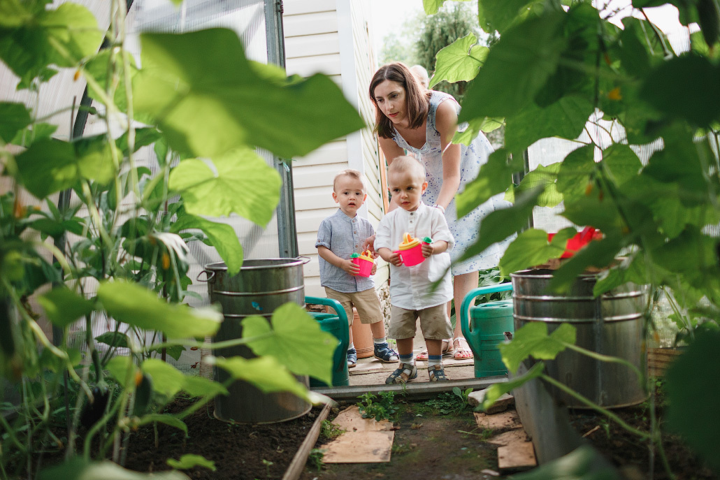Семейная фотосессия двух братьев на даче. Фотограф в Москве Татьяна Байкова