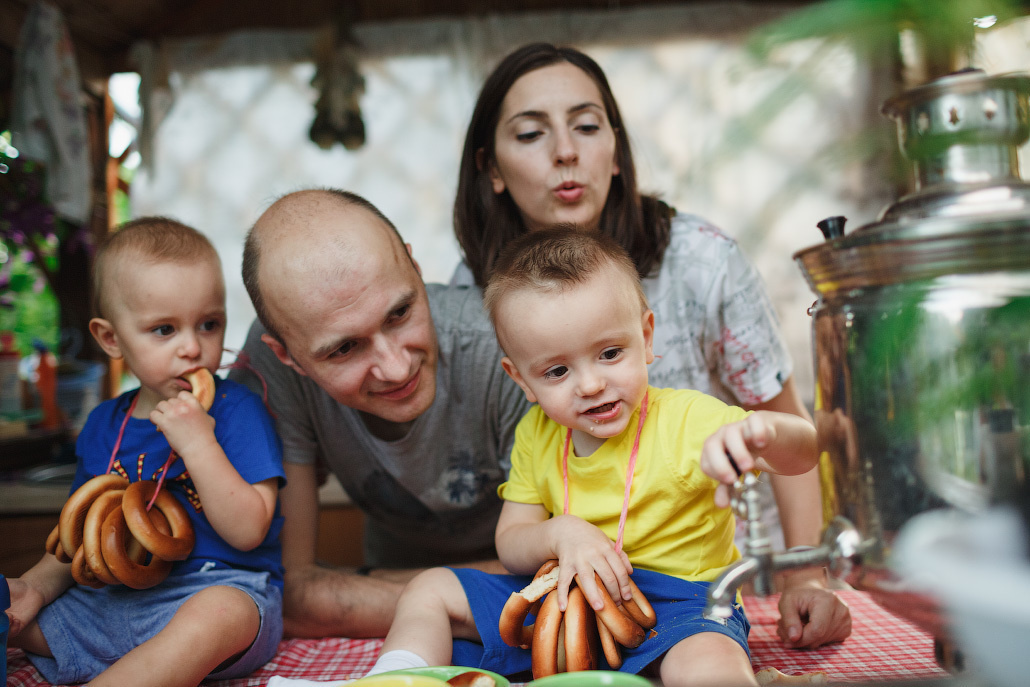 Семейная фотосессия двух братьев на даче. Фотограф в Москве Татьяна Байкова