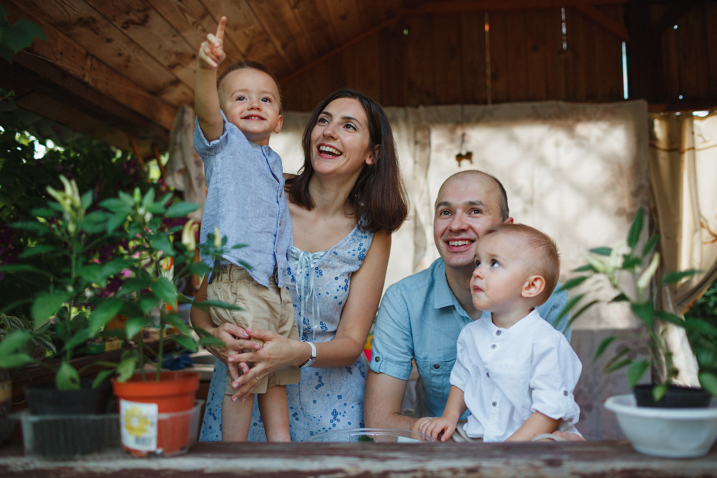 Семейная фотосессия двух братьев на даче. Фотограф в Москве Татьяна Байкова