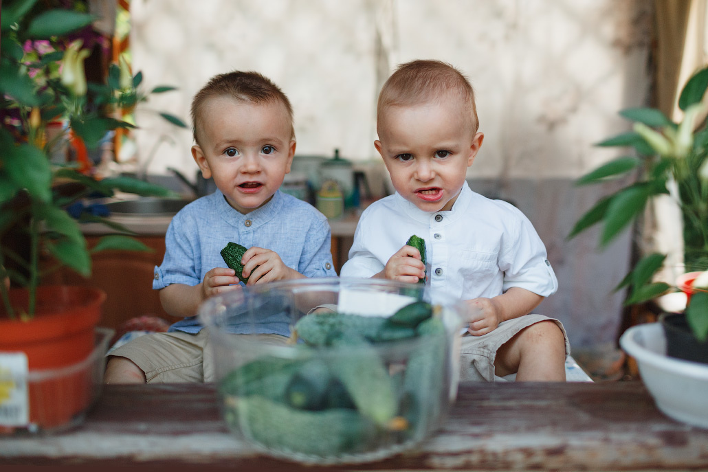 Семейная фотосессия двух братьев на даче. Фотограф в Москве Татьяна Байкова
