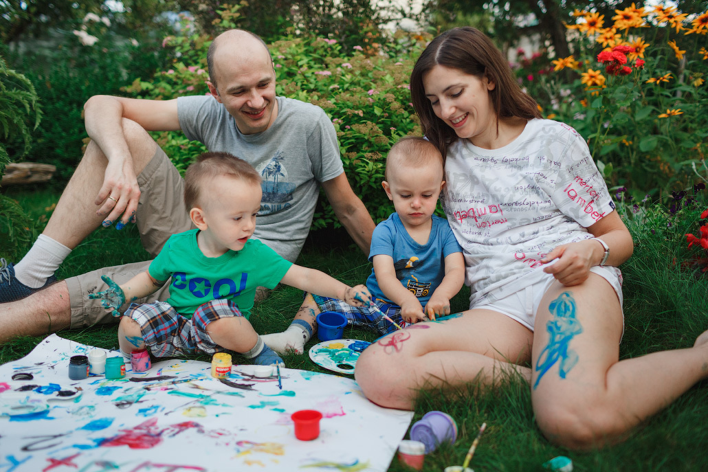 Семейная фотосессия двух братьев на даче. Фотограф в Москве Татьяна Байкова
