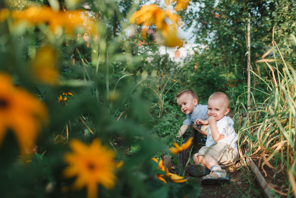 Семейная фотосессия двух братьев на даче. Фотограф в Москве Татьяна Байкова