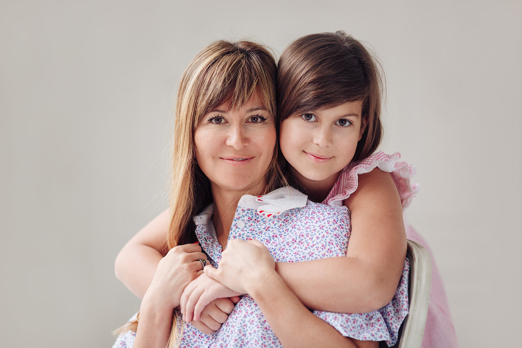 Семейная студийная фотосессия мамы и дочери. Фотограф в Москве Татьяна Байкова