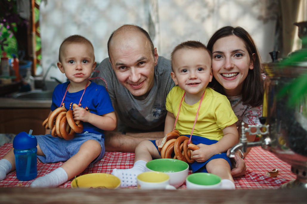 Семейная фотосессия двух братьев на даче. Фотограф в Москве Татьяна Байкова