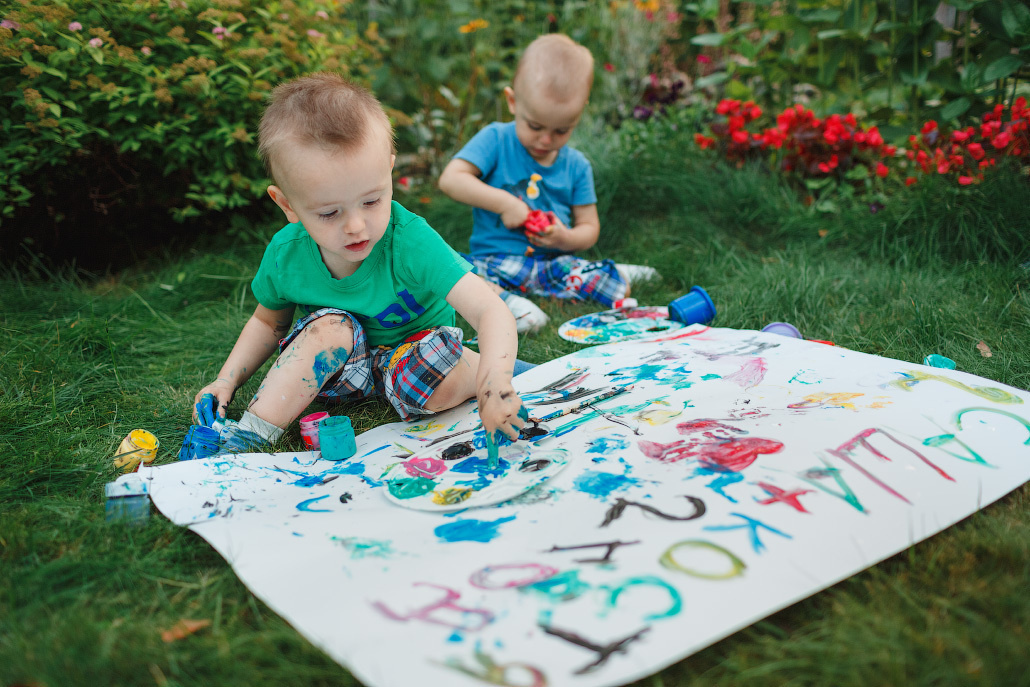 Семейная фотосессия двух братьев на даче. Фотограф в Москве Татьяна Байкова