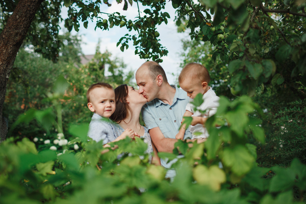 Семейная фотосессия двух братьев на даче. Фотограф в Москве Татьяна Байкова