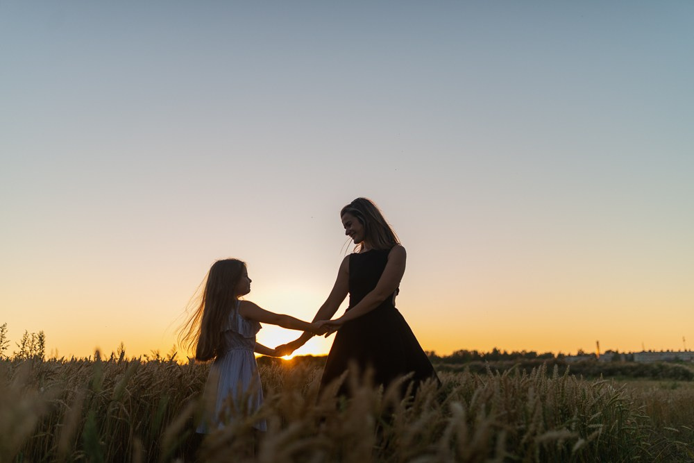 Поле, закат и наши улыбки. Фотограф Мария Ковкова