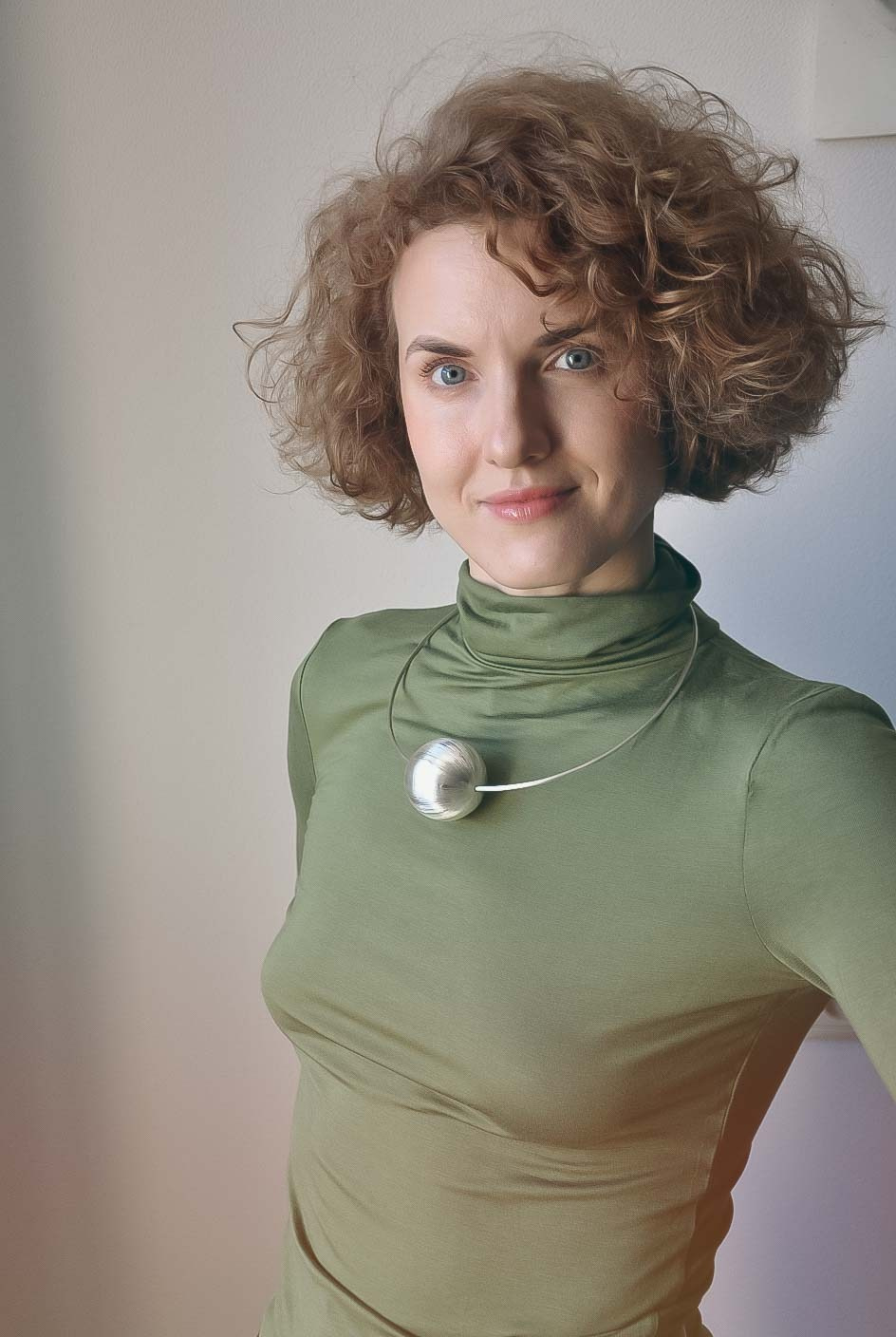 Дизайнерские украшения из серебра. Чокер из серебра. Кулон-шар из серебра.