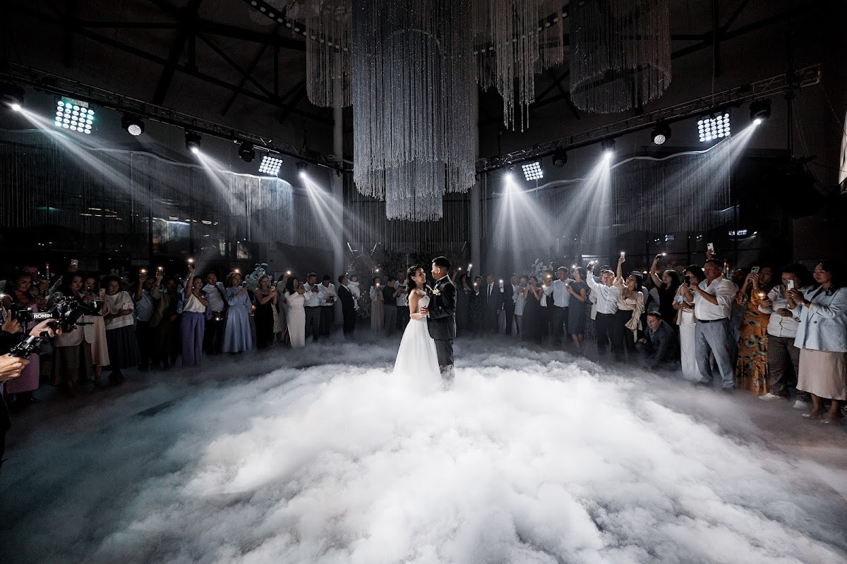 ИВЕНТОВЫЙ СВЕТ (EVENT LIGHT) НА СВАДЬБЕ. Фото и видеосъемка в Кызыле, аэросъемка Кызыл, фотограф, видеограф