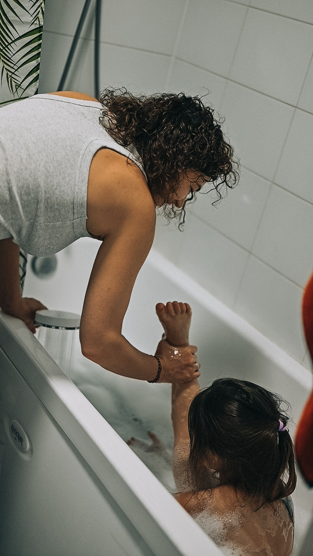 Элиза купается в ванне. Семейный фотограф в Москве Дарья Пузикова