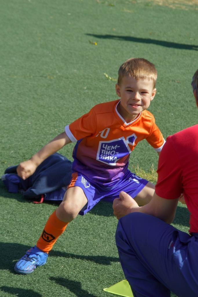 На фотографии запечатлен момент напряженной борьбы на футбольном поле. Автор фотограф: Додров. Ph: dodrov.