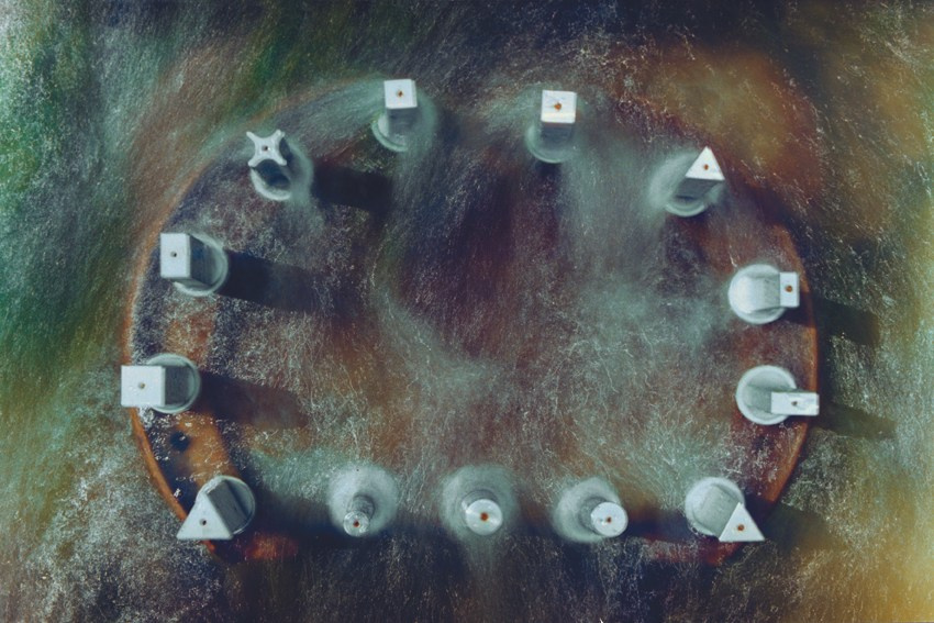 Архитектура воды, металла и камней. фото инсталляции. 1999 г. металлы, река Чусовая. собственность автора