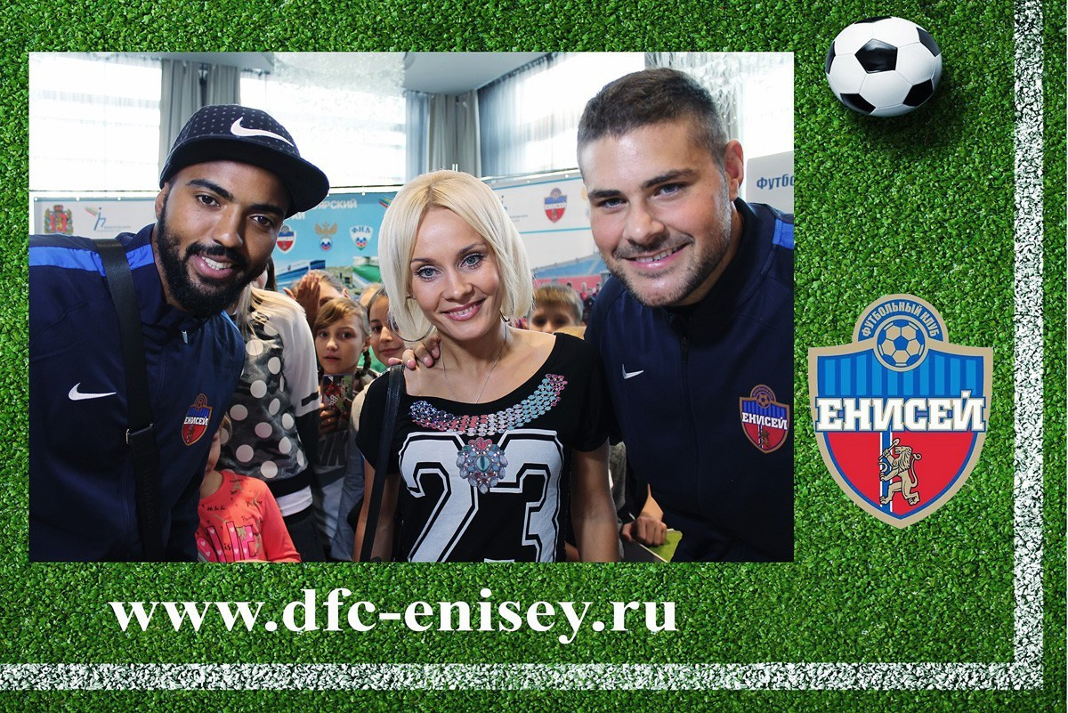 Аренда прокат фотобудки в Красноярске фотозона на мероприятие Свадьбу праздник День рождения выпускной корпоратив фотокабина цена стоимость заказать забронировать описание услуги ведущий тамада моментальная печать фотографий спортивное соревнование кумир звезда