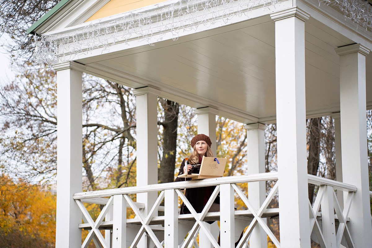 Кистью и листьями. Художник Анна Пятковская. Фотограф Мария Ковкова