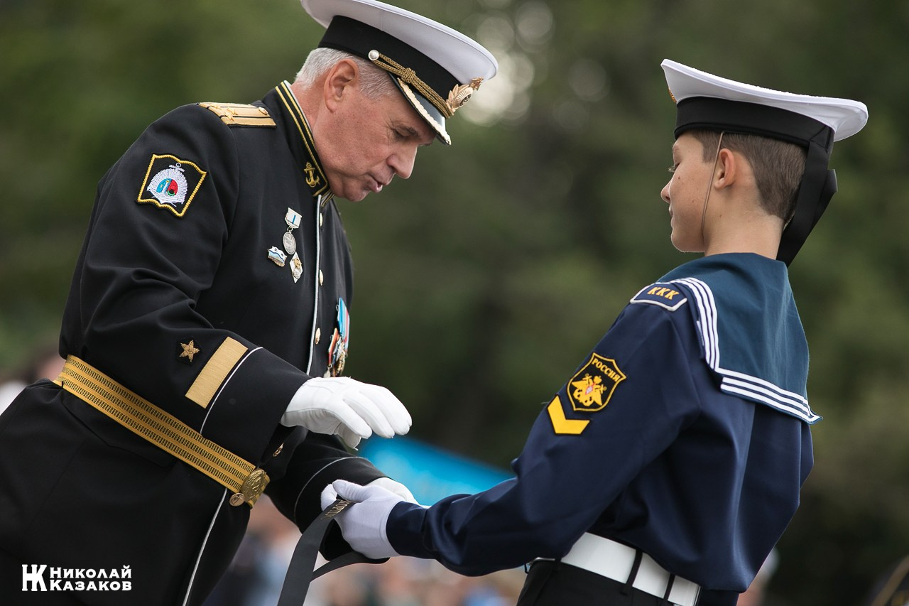 Кадет  Кронштадского морского кадетского военного корпуса получает ленточку для бескозырки от офицера после  присяги