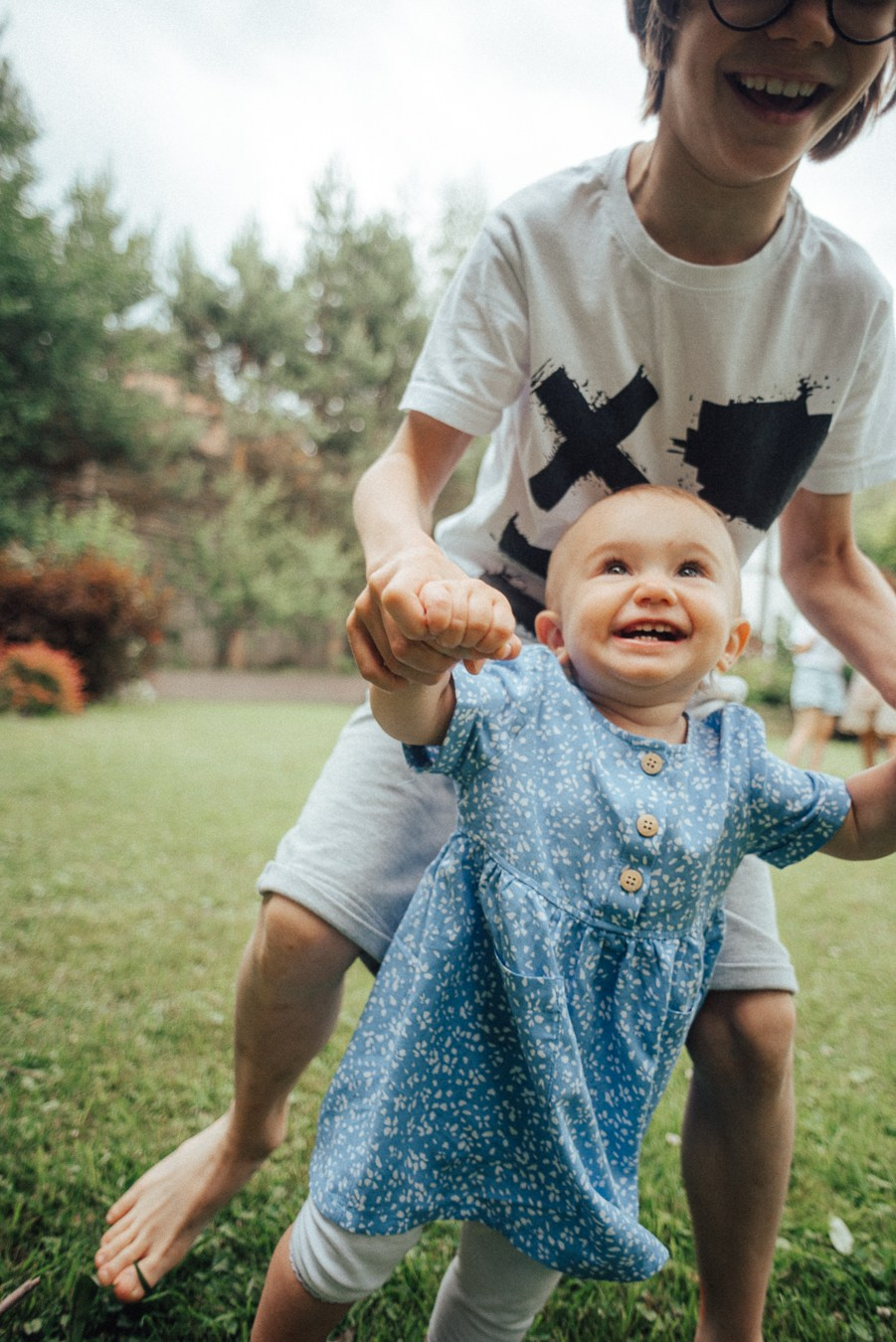 Коля, Ксюша, Саша, Андрей, Кира и бабушки | на даче
