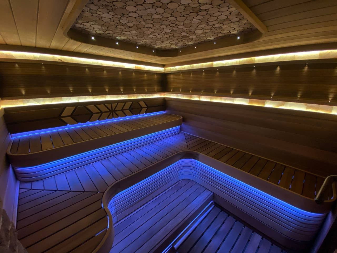 Реновация парной в МО: тёплая ольха, стильная термоотделка, сияние оптоволокна и солевые линии в изысканном дизайне. SaunaTopMasters