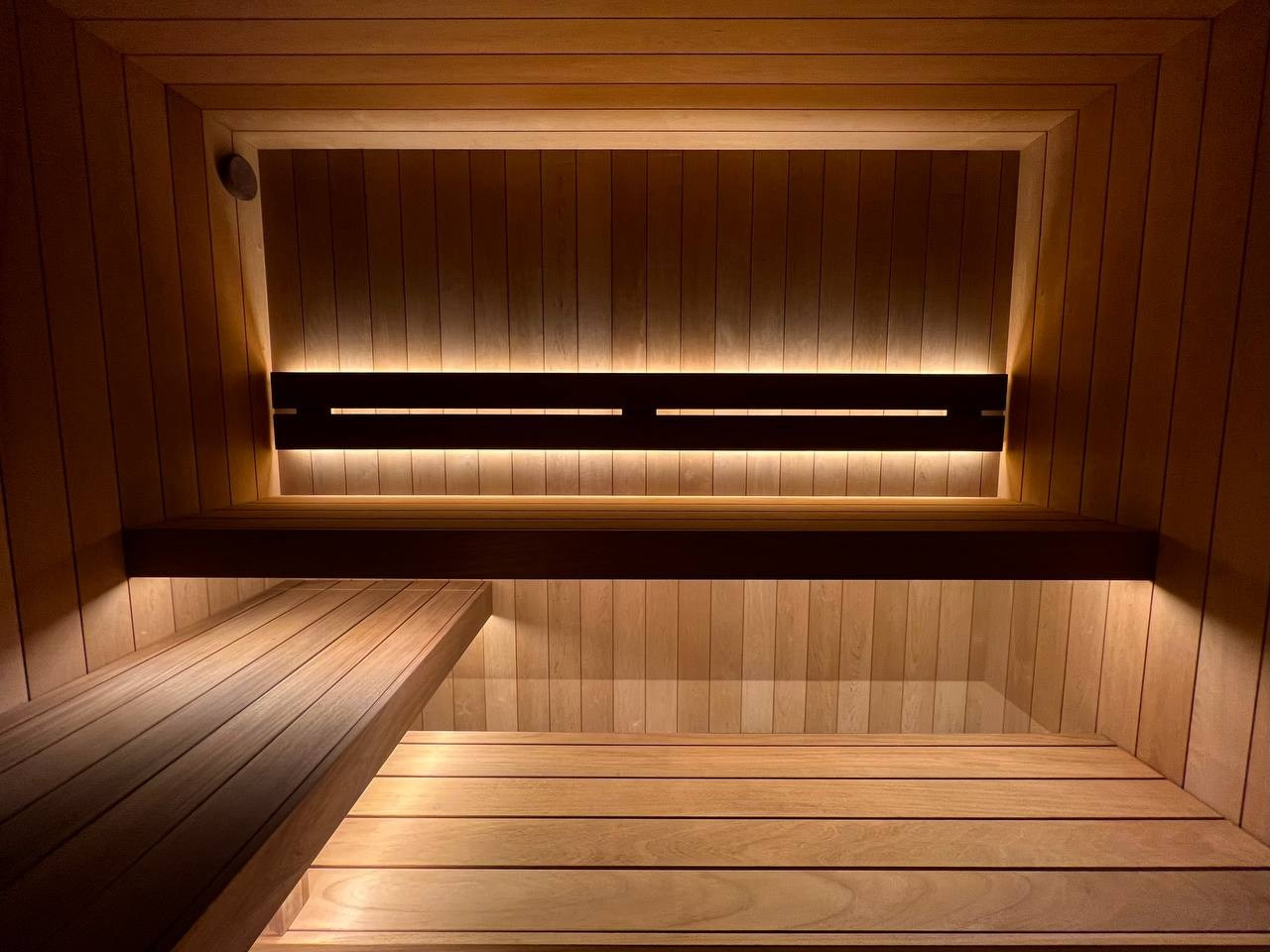 Брутальная парная в КП Газпром из широкой термоольхи и термоабаши. Строгие прямые линии, второе дыхание и невероятная Tulikivi в облицовке. SaunaTopMasters