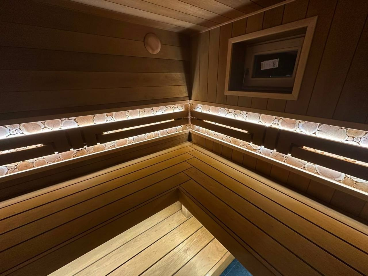 Русская парная на живописном берегу Пионерского озера выполнена из широкой термоольхи с можжевеловым панно и печным углом из талькохлорита. SaunaTopMasters