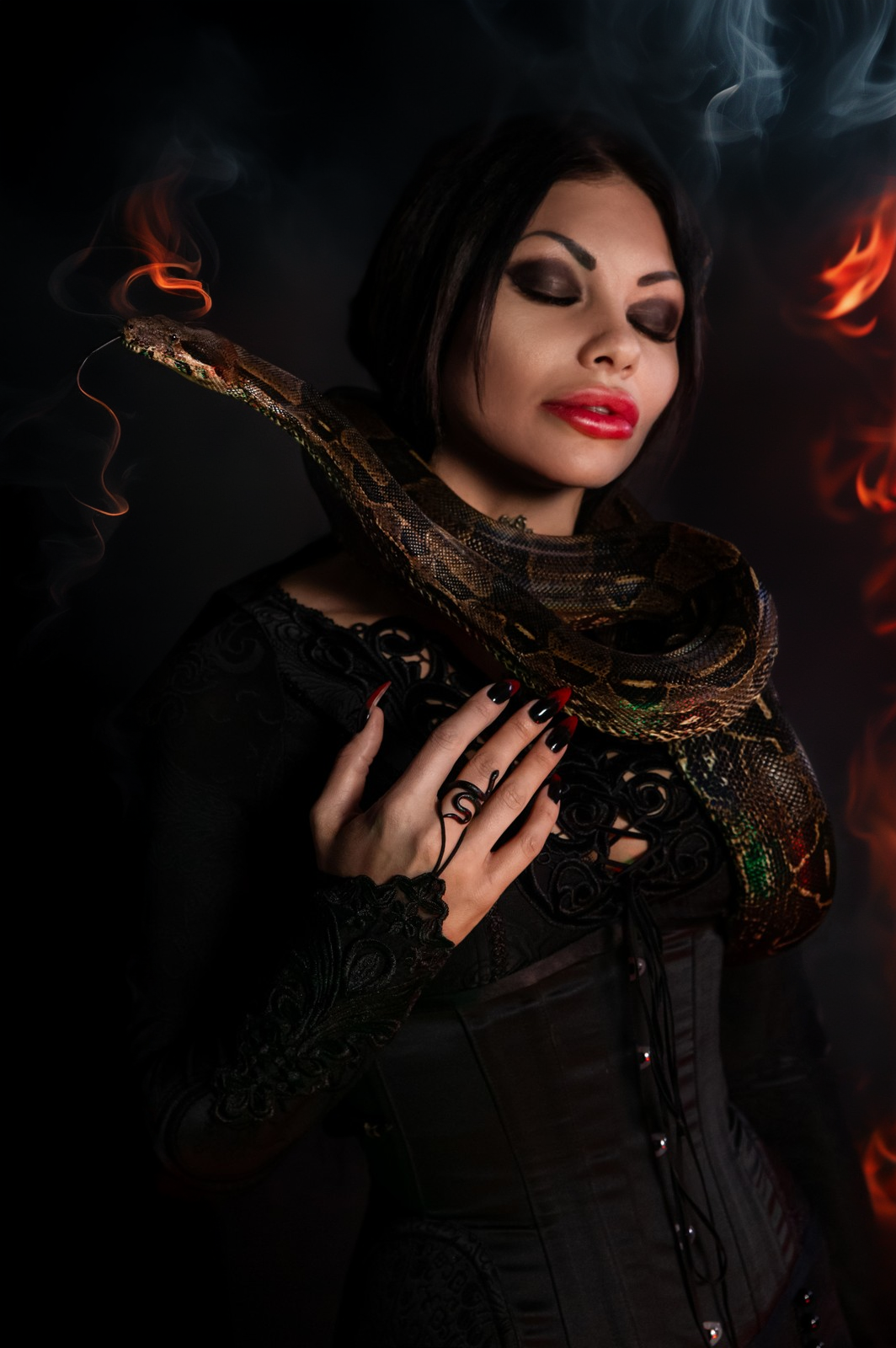 готическая фотосессия ведьмы со змеями, спиритическая доска, черепа