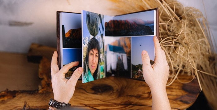 Маленькая, уютная фотокнига (тревел-бук) в руках. Компактный формат в шоколадной обложке для хранения самых ярких моментов.