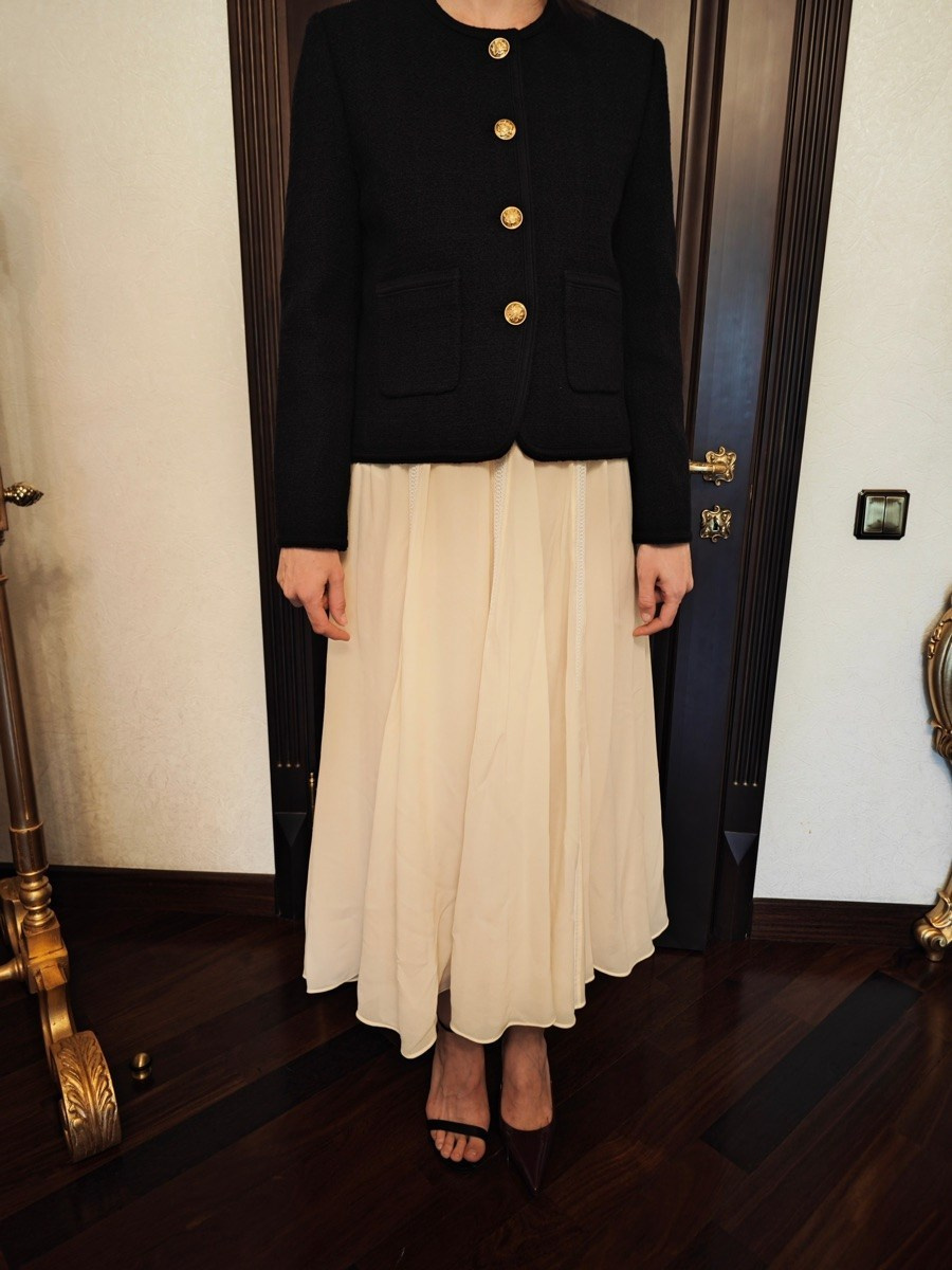 Летящая юбка и прямой элегантный жакет из вечерней капсулы на беременность