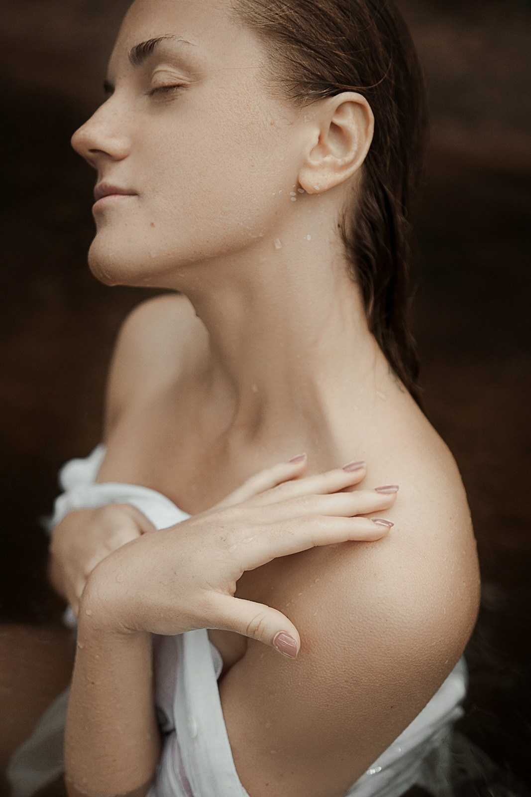 Портретная фотосессия Девушка в белой рубашке в озере. Портретный фотограф в Москве Ольга Акушко