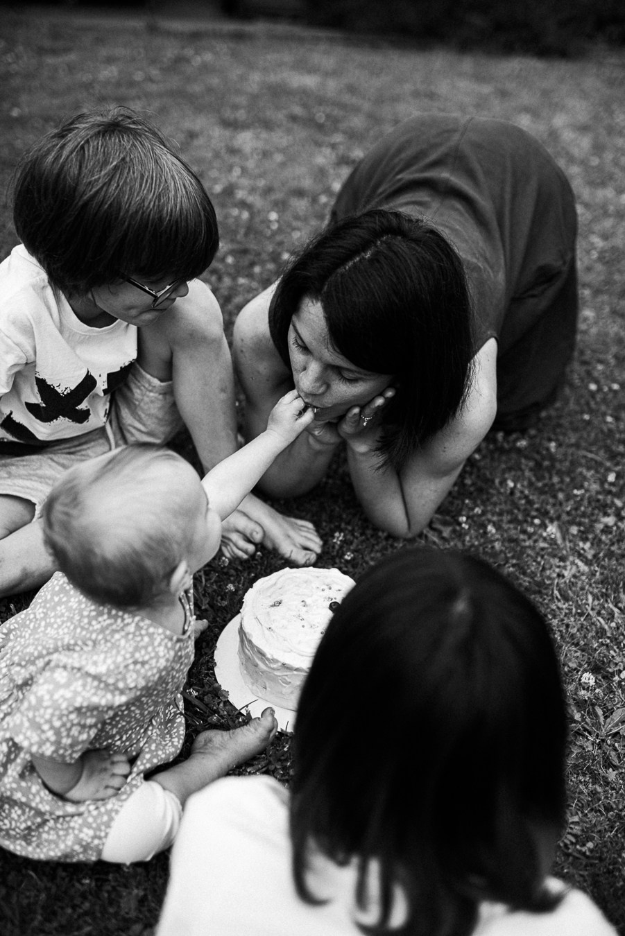 Коля, Ксюша, Саша, Андрей, Кира и бабушки | на даче