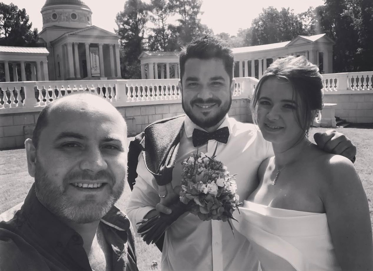 Фотограф в кадре — на протяжении уже 10 лет, по традиции делаю обязательно фото с молодыми!. Свадебный фотограф Александр Абрамов Москва / Зеленоград