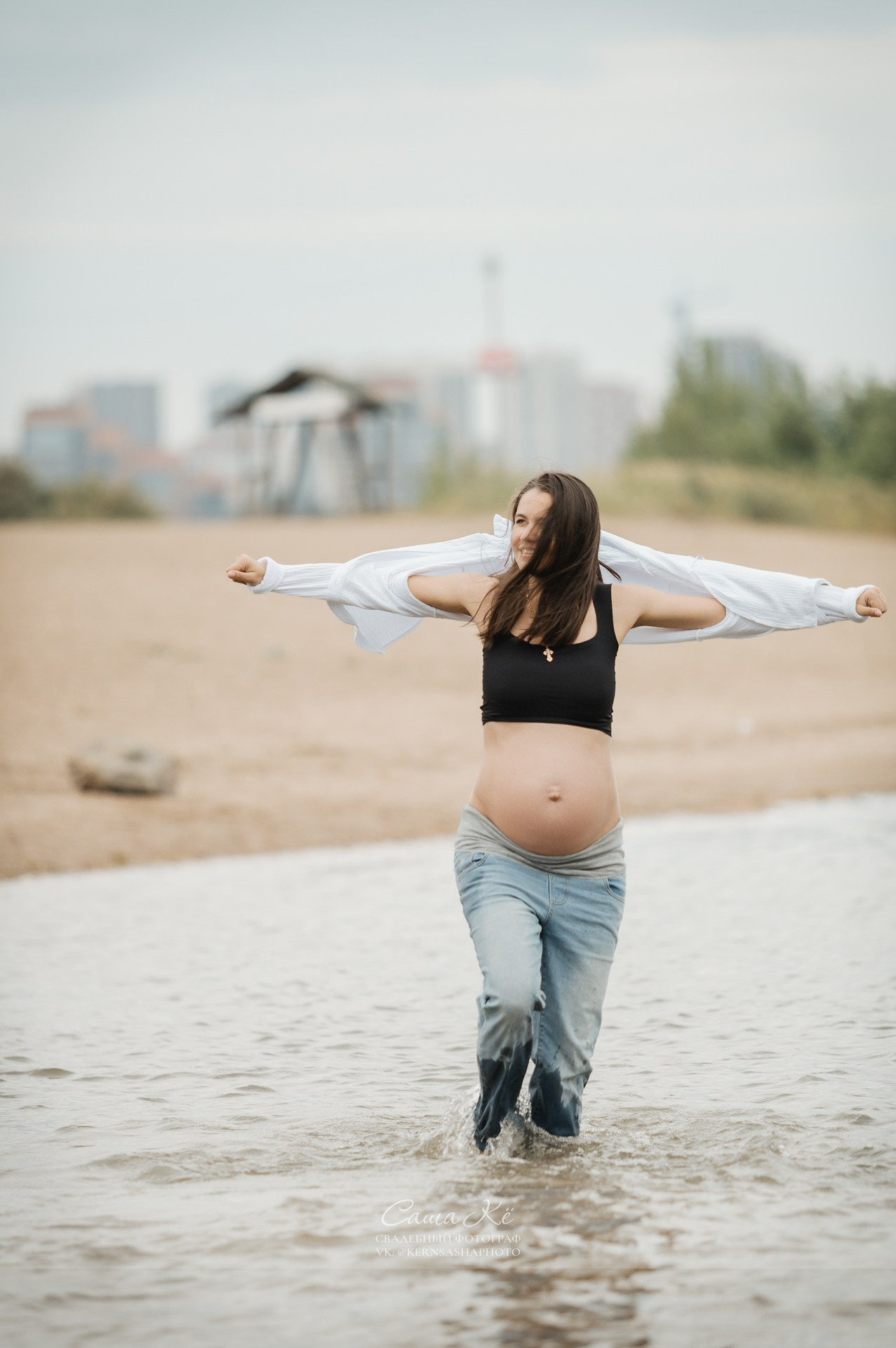 Фотограф Саша Кё запечатлел моменты семейной фотосессии с беременной девушкой на берегу.