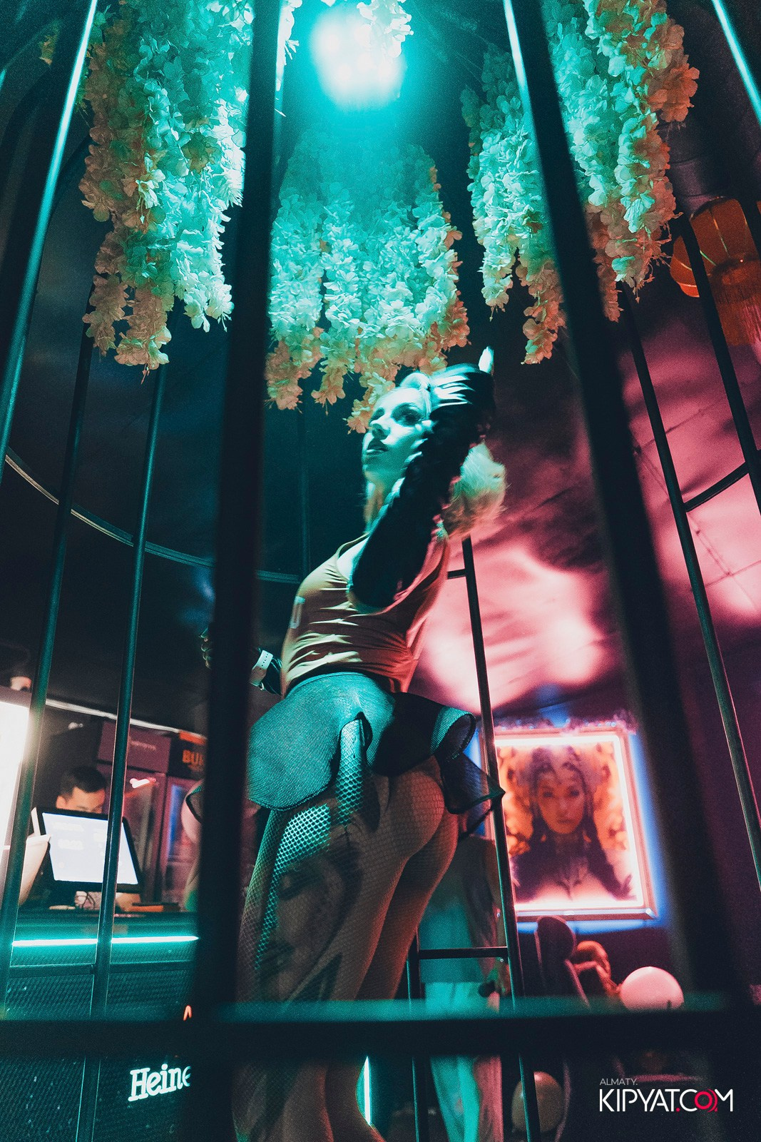 UYAT EMES BAR. КИПЯТКОМ АЛМАТЫ!