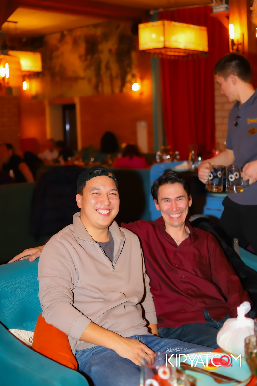 ГРУЗИНСКИЙ ДВОР НА КАБАНБАЙ БАТЫРА. КИПЯТКОМ АЛМАТЫ!