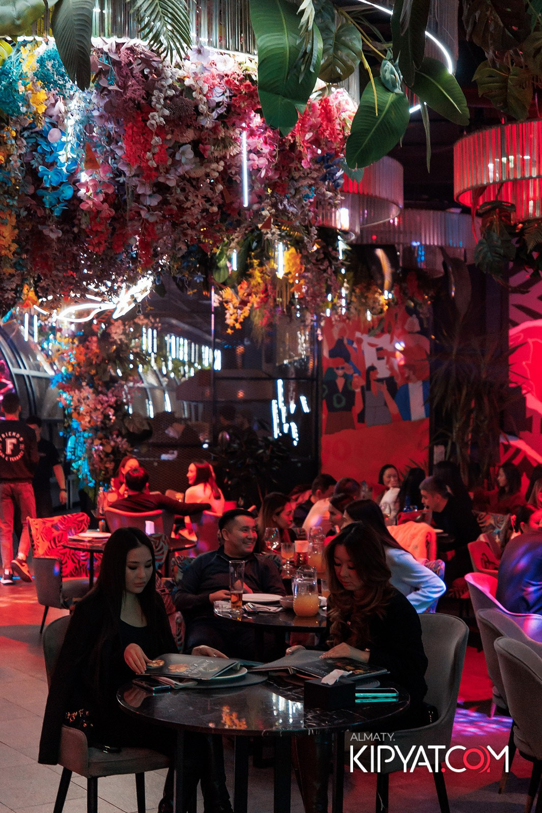 FRIENDS BAR & TERRACE. КИПЯТКОМ АЛМАТЫ!