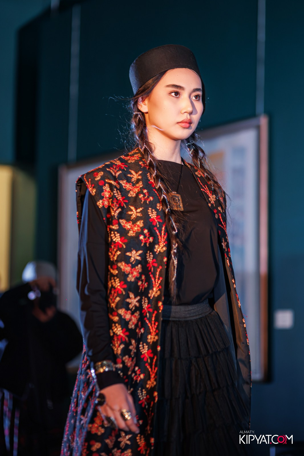 FASHION ПОКАЗ, КАЗАХСКОЙ НАЦИОНАЛЬНОЙ ОДЕЖДЫ. КИПЯТКОМ АЛМАТЫ!